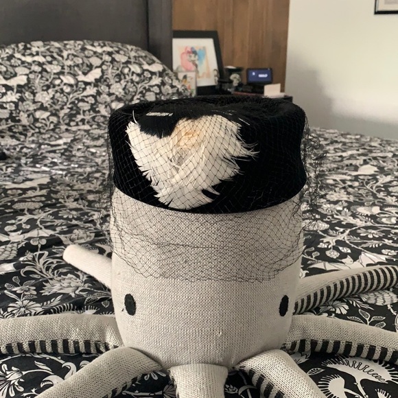 Vintage 1950s velvet pillbox hat w/ veil & hatbox - Picture 1 of 8